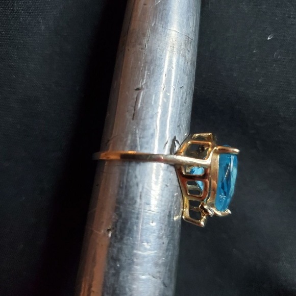 VTG Solid 10K YG 8ct. Trillion Cut Blue Topaz W/ 3 Small Diamonds Ring Size 6.5 - Picture 7 of 7